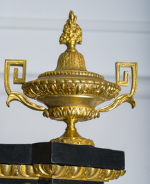 Een Franse Napoleon III-stijl ge&euml;boniseerd houten &eacute;&eacute;ndeursvitrine met verguld bronzen monturen en inlegwerk in koper en schildpad, 19de/20ste eeuw