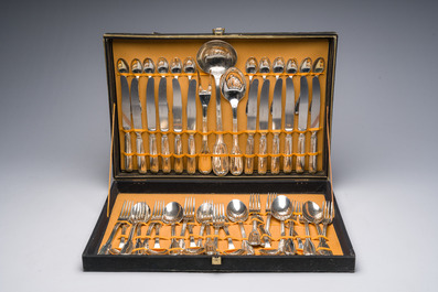 M&eacute;nag&egrave;re de 50 pi&egrave;ces en m&eacute;tal argent&eacute; dans la cassette d'origine, poin&ccedil;on de ma&icirc;tre A.P., 20&egrave;me si&egrave;cle