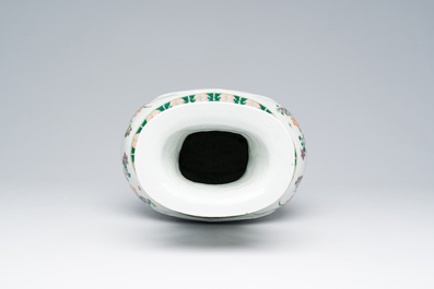 Vase en porcelaine de Chine famille verte &agrave; d&eacute;cor d'oiseaux et d'insects parmi des branches fleuries, marque de Kangxi, 19&egrave;me si&egrave;cle