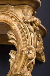 Paire de consoles en bois finement sculpt&eacute; et dor&eacute; aux dessus en marbre, France, 18&egrave;me si&egrave;cle