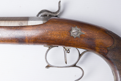 Etui de duel en acajou avec une paire de pistolets &agrave; crosse en noyer et canons damas aux montures grav&eacute;es, Li&egrave;ge, 19&egrave;me si&egrave;cle