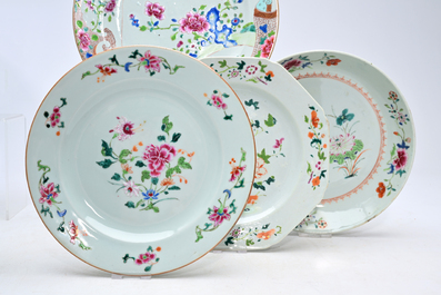 Huit assiettes en porcelaine de Chine famille rose &agrave; d&eacute;cor floral, Yongzheng/Qianlong
