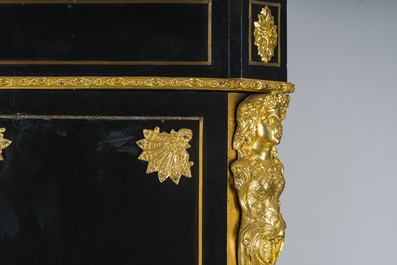 Een Franse Napoleon III-stijl ge&euml;boniseerd houten &eacute;&eacute;ndeursvitrine met verguld bronzen monturen en inlegwerk in koper en schildpad, 19de/20ste eeuw