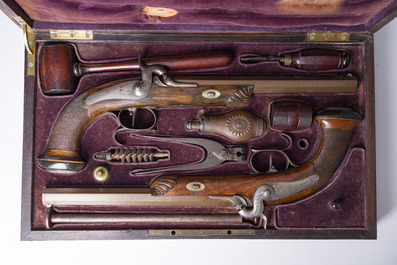 Etui de duel en acajou avec une paire de pistolets &agrave; crosse en noyer et canons damas aux montures grav&eacute;es, Li&egrave;ge, 19&egrave;me si&egrave;cle