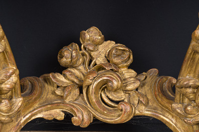 Paire de consoles en bois finement sculpt&eacute; et dor&eacute; aux dessus en marbre, France, 18&egrave;me si&egrave;cle