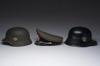 Trois coiffes diff&eacute;rentes avec des symboles nazis, e.a. une croix gamm&eacute;e (svastika), Allemagne, 20&egrave;me si&egrave;cle