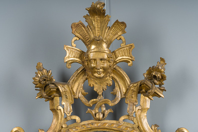 Paire d'impressionnants miroirs v&eacute;nitiens en bois dor&eacute; surmont&eacute;s d'un mascaron et &agrave; trois lumi&egrave;res, Italie, 18&egrave;me si&egrave;cle