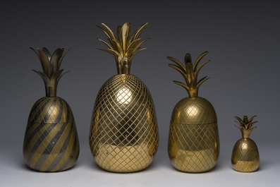 Lampe de table Hollywood Regency de type 'Pharaon' en cuivre dor&eacute;, Deknudt, Courtrai, et quatre ananas de style Hollywood Regency, 20&egrave;me si&egrave;cle