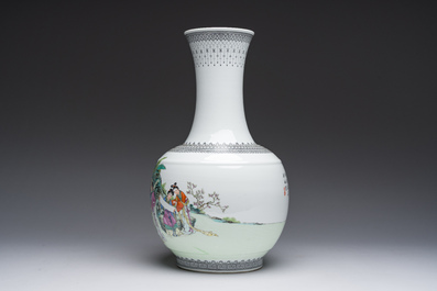 Vase de forme bouteille en porcelaine de Chine famille rose &agrave; d&eacute;cor de dames sur une terrasse, marque de Qianlong, R&eacute;publique, 20&egrave;me si&egrave;cle