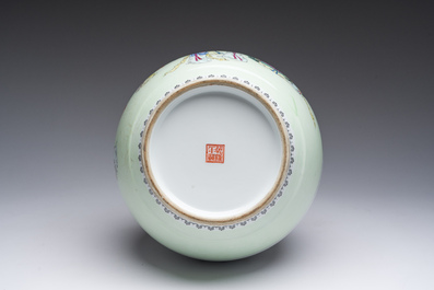 Vase de forme bouteille en porcelaine de Chine famille rose &agrave; d&eacute;cor de dames sur une terrasse, marque de Qianlong, R&eacute;publique, 20&egrave;me si&egrave;cle