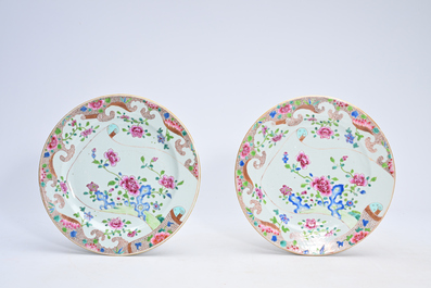 Huit assiettes en porcelaine de Chine famille rose &agrave; d&eacute;cor floral, Yongzheng/Qianlong