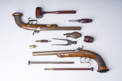 Etui de duel en acajou avec une paire de pistolets &agrave; crosse en noyer et canons damas aux montures grav&eacute;es, Li&egrave;ge, 19&egrave;me si&egrave;cle