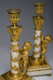 Paire de bougeoirs en bronze dor&eacute; et marbre blanc &agrave; d&eacute;cor de bacchantes, France, d&eacute;but du 19&egrave;me si&egrave;cle