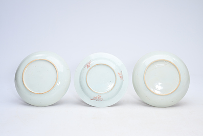 Huit assiettes en porcelaine de Chine famille rose &agrave; d&eacute;cor floral, Yongzheng/Qianlong