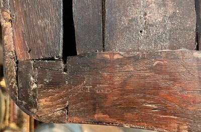 Commode d'&eacute;poque Louis XV en placage, parqueterie, montures en bronze dor&eacute; et dessus en marbre, estampill&eacute;e Galet, deuxi&egrave;me moiti&egrave; du 18&egrave;me s.