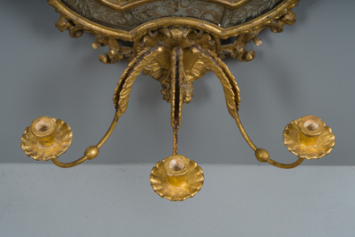 Paire d'impressionnants miroirs v&eacute;nitiens en bois dor&eacute; surmont&eacute;s d'un mascaron et &agrave; trois lumi&egrave;res, Italie, 18&egrave;me si&egrave;cle