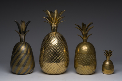 Lampe de table Hollywood Regency de type 'Pharaon' en cuivre dor&eacute;, Deknudt, Courtrai, et quatre ananas de style Hollywood Regency, 20&egrave;me si&egrave;cle