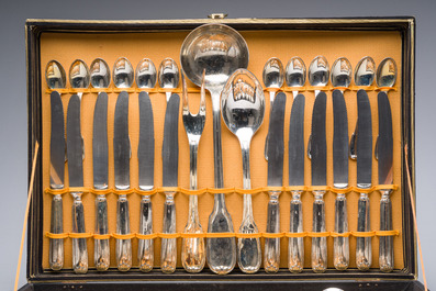 M&eacute;nag&egrave;re de 50 pi&egrave;ces en m&eacute;tal argent&eacute; dans la cassette d'origine, poin&ccedil;on de ma&icirc;tre A.P., 20&egrave;me si&egrave;cle