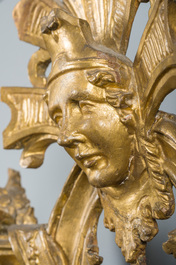 Paire d'impressionnants miroirs v&eacute;nitiens en bois dor&eacute; surmont&eacute;s d'un mascaron et &agrave; trois lumi&egrave;res, Italie, 18&egrave;me si&egrave;cle