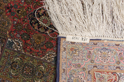 Tapis oriental extr&ecirc;mement fin de style Hereke en soie &agrave; d&eacute;cor floral, Chine, 20&egrave;me si&egrave;cle