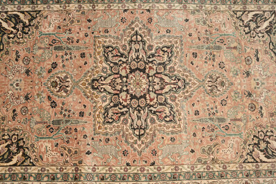 Tapis oriental de type Tabriz &agrave; d&eacute;cor floral, laine sur coton, 20&egrave;me si&egrave;cle