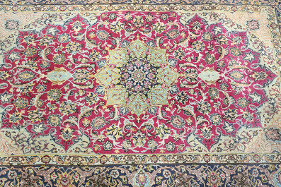Trois tapis orientaux diff&eacute;rents &agrave; d&eacute;cor floral et d'int&eacute;rieur d'une mosqu&eacute;e, laine et coton, 20&egrave;me si&egrave;cle