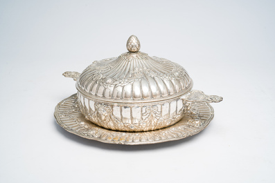 Terrine couverte sur pr&eacute;sentoir en argent &agrave; d&eacute;cor de t&ecirc;tes de b&eacute;lier et de guirlandes de fleurs, France, dernier quart 18&egrave;me si&egrave;cle