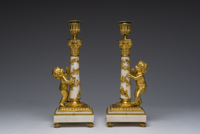 Paire de bougeoirs en bronze dor&eacute; et marbre blanc &agrave; d&eacute;cor de bacchantes, France, d&eacute;but du 19&egrave;me si&egrave;cle