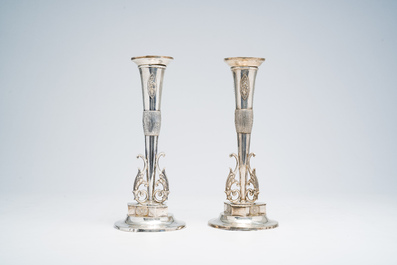 Paire de vases solifleurs en argent &agrave; d&eacute;cor en relief transform&eacute;s en bougeoirs, Allemagne, premi&egrave;re moiti&eacute; 19&egrave;me si&egrave;cle