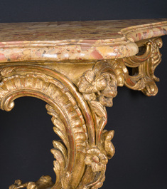 Paire de consoles en bois finement sculpt&eacute; et dor&eacute; aux dessus en marbre, France, 18&egrave;me si&egrave;cle