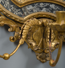 Paire d'impressionnants miroirs v&eacute;nitiens en bois dor&eacute; surmont&eacute;s d'un mascaron et &agrave; trois lumi&egrave;res, Italie, 18&egrave;me si&egrave;cle