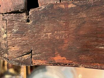 Commode d'&eacute;poque Louis XV en placage, parqueterie, montures en bronze dor&eacute; et dessus en marbre, estampill&eacute;e Galet, deuxi&egrave;me moiti&egrave; du 18&egrave;me s.