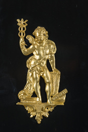 Een Franse Napoleon III-stijl ge&euml;boniseerd houten &eacute;&eacute;ndeursvitrine met verguld bronzen monturen en inlegwerk in koper en schildpad, 19de/20ste eeuw