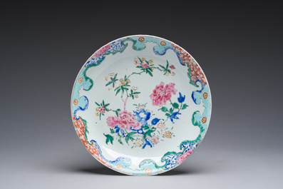 Cinq assiettes et plats en porcelaine de Chine famille rose, Qianlong