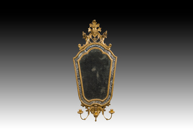 Paire d'impressionnants miroirs v&eacute;nitiens en bois dor&eacute; surmont&eacute;s d'un mascaron et &agrave; trois lumi&egrave;res, Italie, 18&egrave;me si&egrave;cle