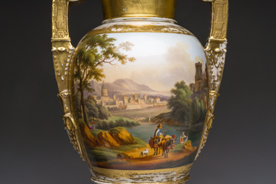 Paire de beaux vases Empire en porcelaine de Paris dor&eacute;e et polychrome &agrave; d&eacute;cor de paysages anim&eacute;s, France, premi&egrave;re moiti&eacute; du 19&egrave;me si&egrave;cle