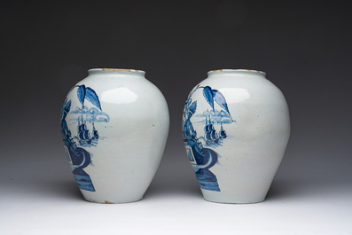 Paire de pots &agrave; tabac en fa&iuml;ence de Delft bleu et blanc &agrave; d&eacute;cor d'Indiens aux couvercles en laiton, 18&egrave;me si&egrave;cle