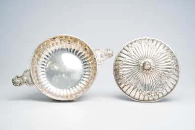 Terrine couverte sur pr&eacute;sentoir en argent &agrave; d&eacute;cor de t&ecirc;tes de b&eacute;lier et de guirlandes de fleurs, France, dernier quart 18&egrave;me si&egrave;cle