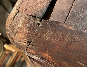 Commode d'&eacute;poque Louis XV en placage, parqueterie, montures en bronze dor&eacute; et dessus en marbre, estampill&eacute;e Galet, deuxi&egrave;me moiti&egrave; du 18&egrave;me s.