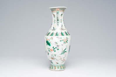 Vase en porcelaine de Chine famille verte &agrave; d&eacute;cor d'oiseaux et d'insects parmi des branches fleuries, marque de Kangxi, 19&egrave;me si&egrave;cle