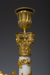 Paire de bougeoirs en bronze dor&eacute; et marbre blanc &agrave; d&eacute;cor de bacchantes, France, d&eacute;but du 19&egrave;me si&egrave;cle