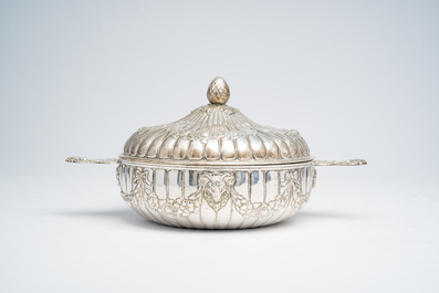 Terrine couverte sur pr&eacute;sentoir en argent &agrave; d&eacute;cor de t&ecirc;tes de b&eacute;lier et de guirlandes de fleurs, France, dernier quart 18&egrave;me si&egrave;cle