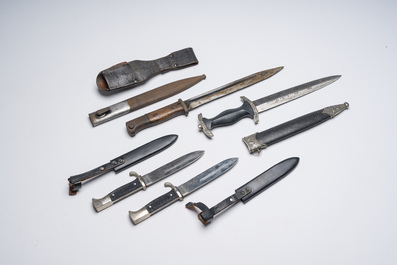 Quatre poignards allemands assortis avec des symboles nazis, dont un SS-Ehrendolch, 20&egrave;me si&egrave;cle
