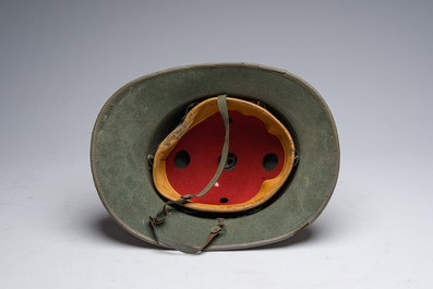 Deux affiches sur la campagne militaire en Abyssinie et un chapeau tropical allemand avec des symboles nazis, 20&egrave;me si&egrave;cle