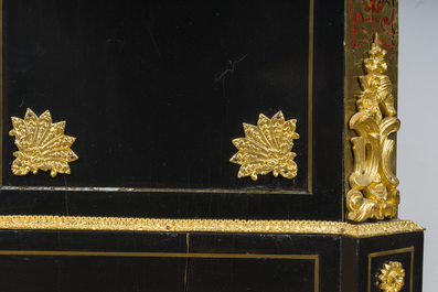 Een Franse Napoleon III-stijl ge&euml;boniseerd houten &eacute;&eacute;ndeursvitrine met verguld bronzen monturen en inlegwerk in koper en schildpad, 19de/20ste eeuw