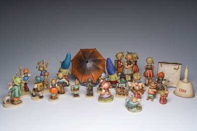 Grande collection vari&eacute;e de figures et de groupes de type Hummel en biscuit d&eacute;cor&eacute; polychrome, Goebel, Allemagne, 20&egrave;me si&egrave;cle