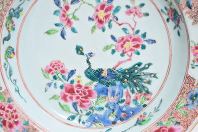 Huit assiettes en porcelaine de Chine famille rose &agrave; d&eacute;cor floral, Yongzheng/Qianlong
