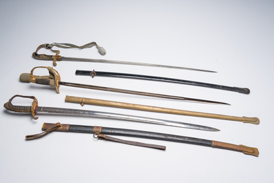 Trois sabres militaires divers, e.a. un espagnol de Tol&egrave;de et un allemand de la Seconde Guerre mondiale avec svastika, 19&egrave;me/20&egrave;me si&egrave;cle