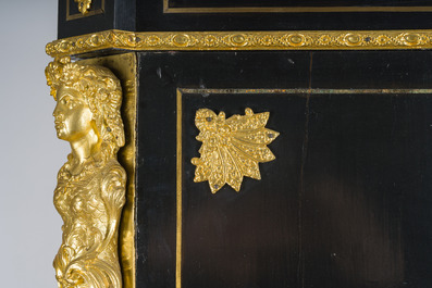 Een Franse Napoleon III-stijl ge&euml;boniseerd houten &eacute;&eacute;ndeursvitrine met verguld bronzen monturen en inlegwerk in koper en schildpad, 19de/20ste eeuw