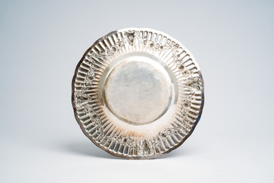 Terrine couverte sur pr&eacute;sentoir en argent &agrave; d&eacute;cor de t&ecirc;tes de b&eacute;lier et de guirlandes de fleurs, France, dernier quart 18&egrave;me si&egrave;cle